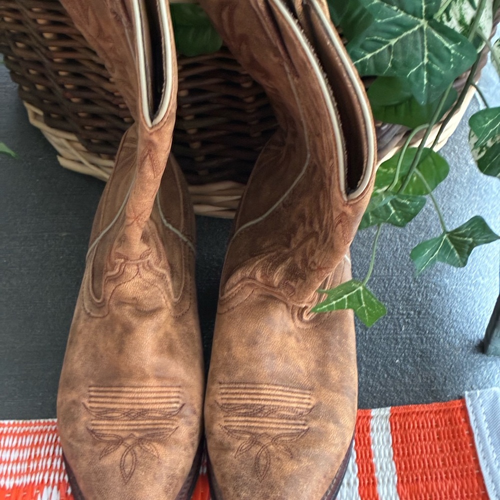 Brown Western Cowboy Boots ( WHERE DEM FANS AT!)